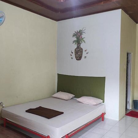 Losmen Yosi Carita Hotel Exterior foto