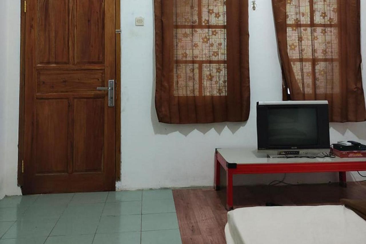Losmen Yosi Carita Hotel Exterior foto
