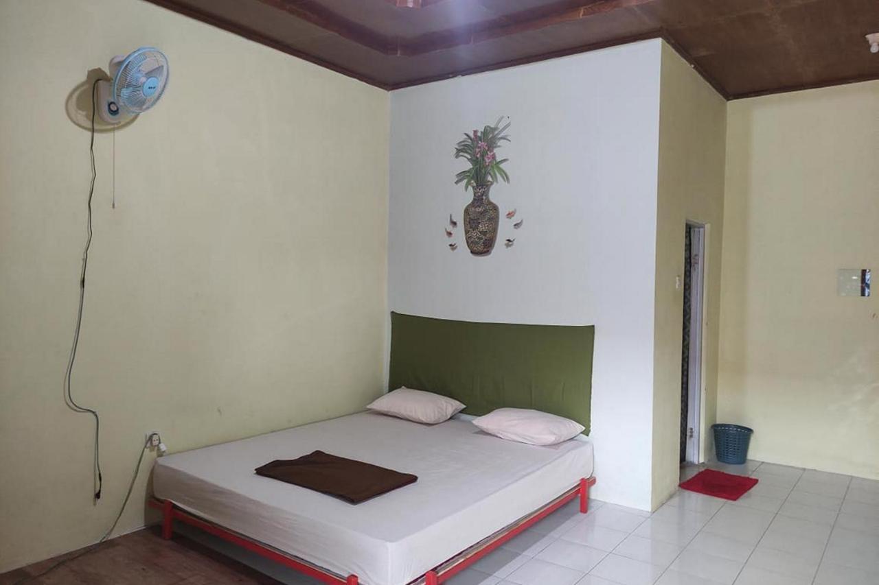 Losmen Yosi Carita Hotel Exterior foto